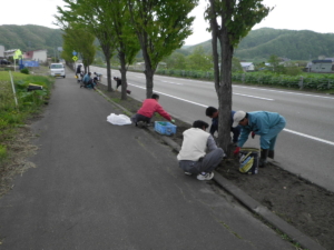 「義経街道花の応援団」花植え作業