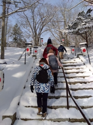 義経神社参道