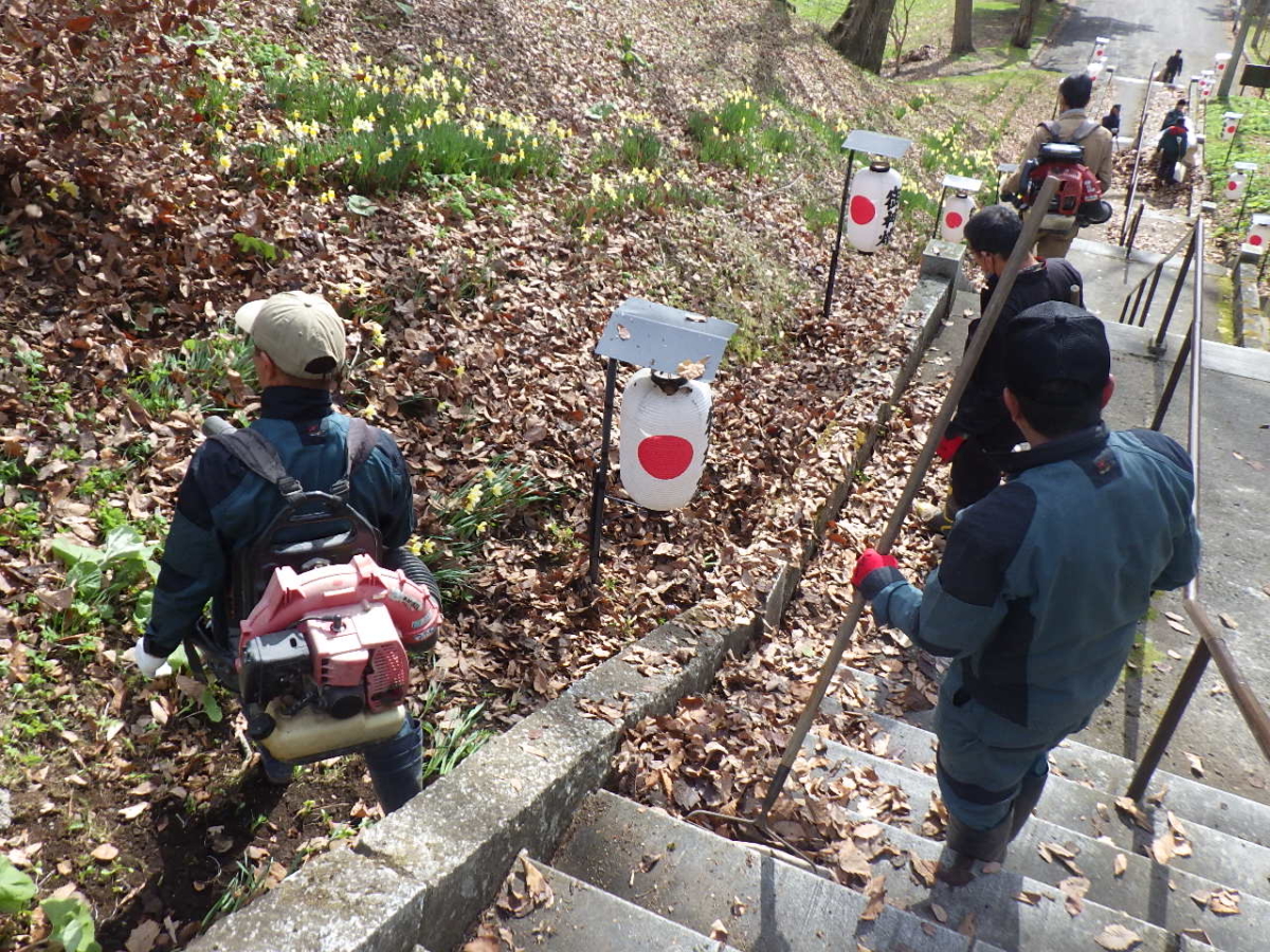 義経神社の清掃