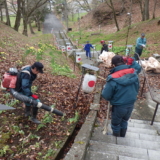 義経神社境内の清掃活動