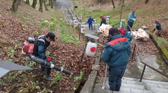 義経神社境内の清掃活動