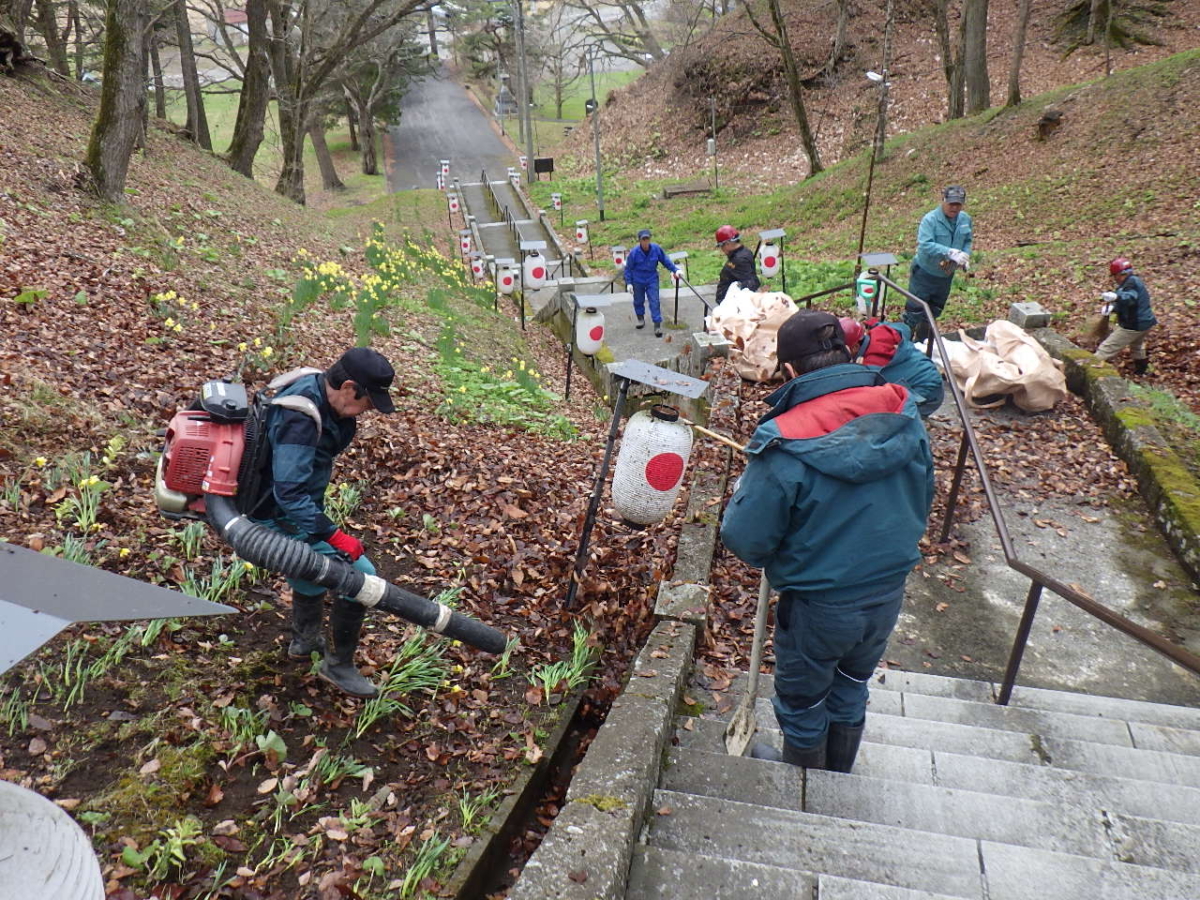 義経神社境内の清掃活動